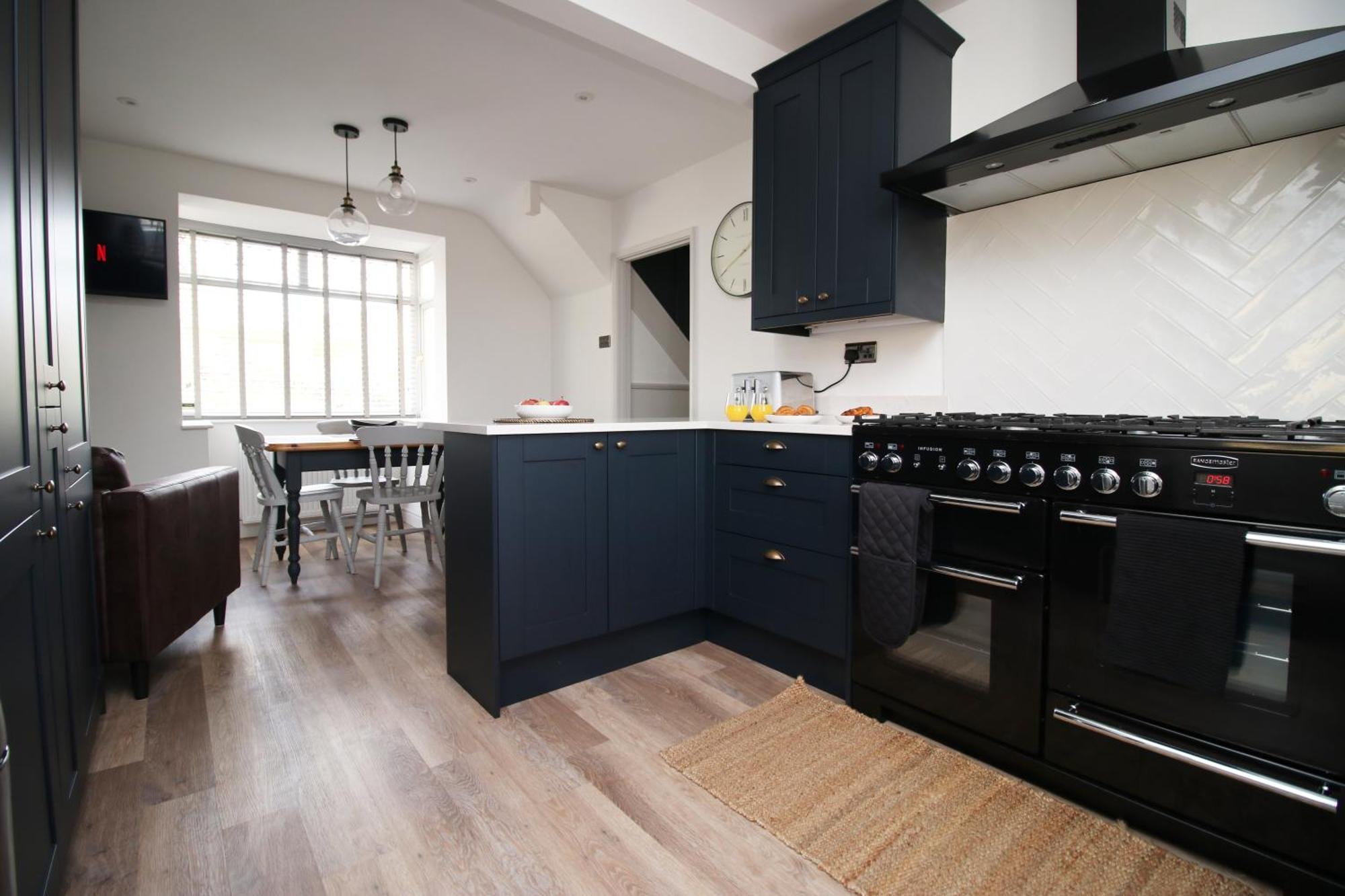 Stylish Home In Bath With Driveway Parking, 10Min From City Exterior foto