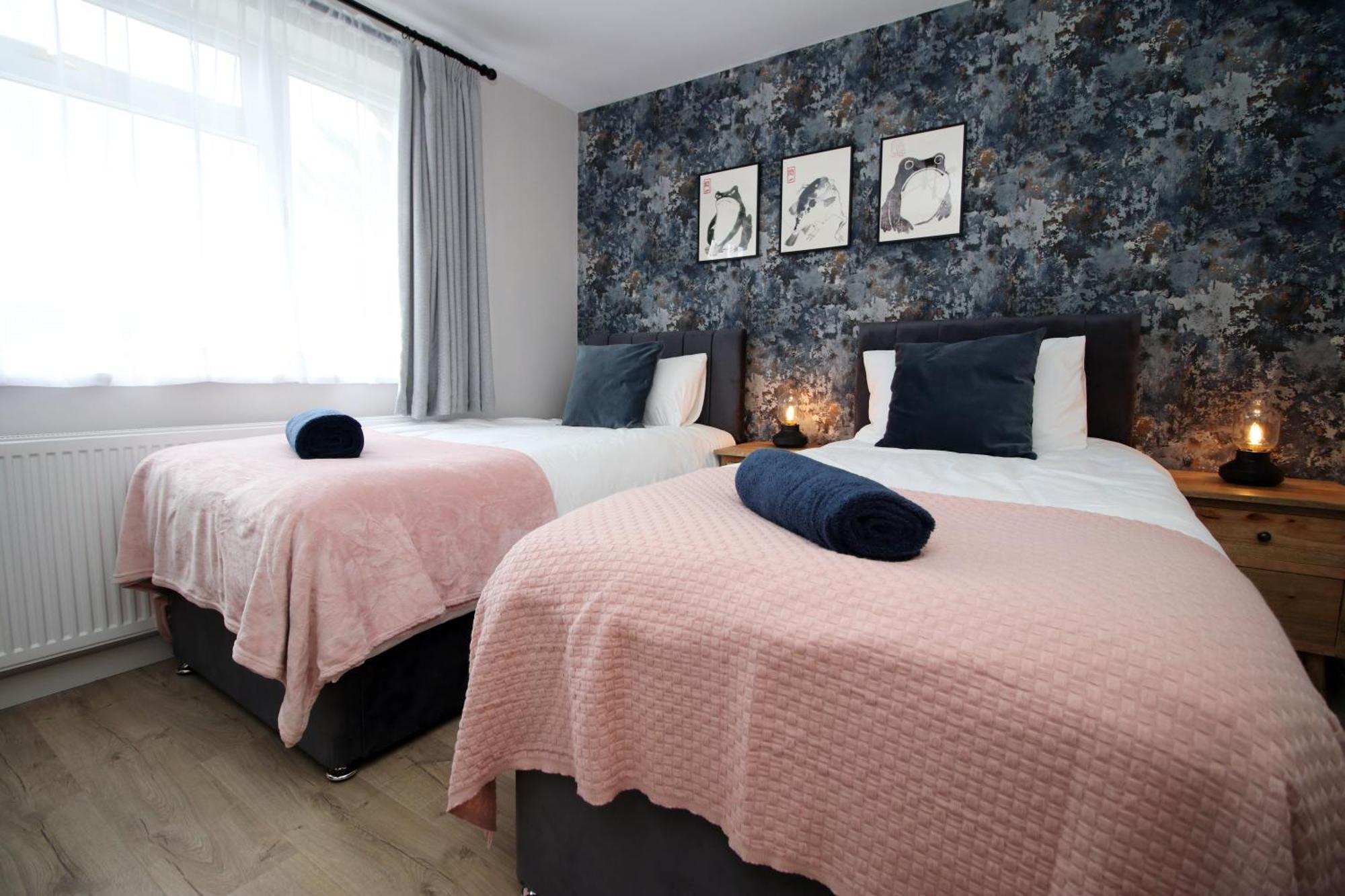 Stylish Home In Bath With Driveway Parking, 10Min From City Exterior foto