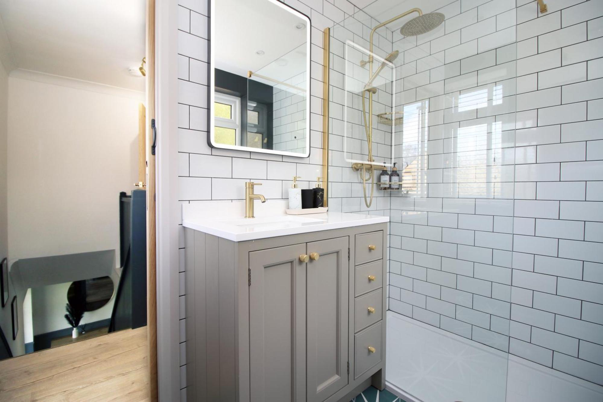 Stylish Home In Bath With Driveway Parking, 10Min From City Exterior foto