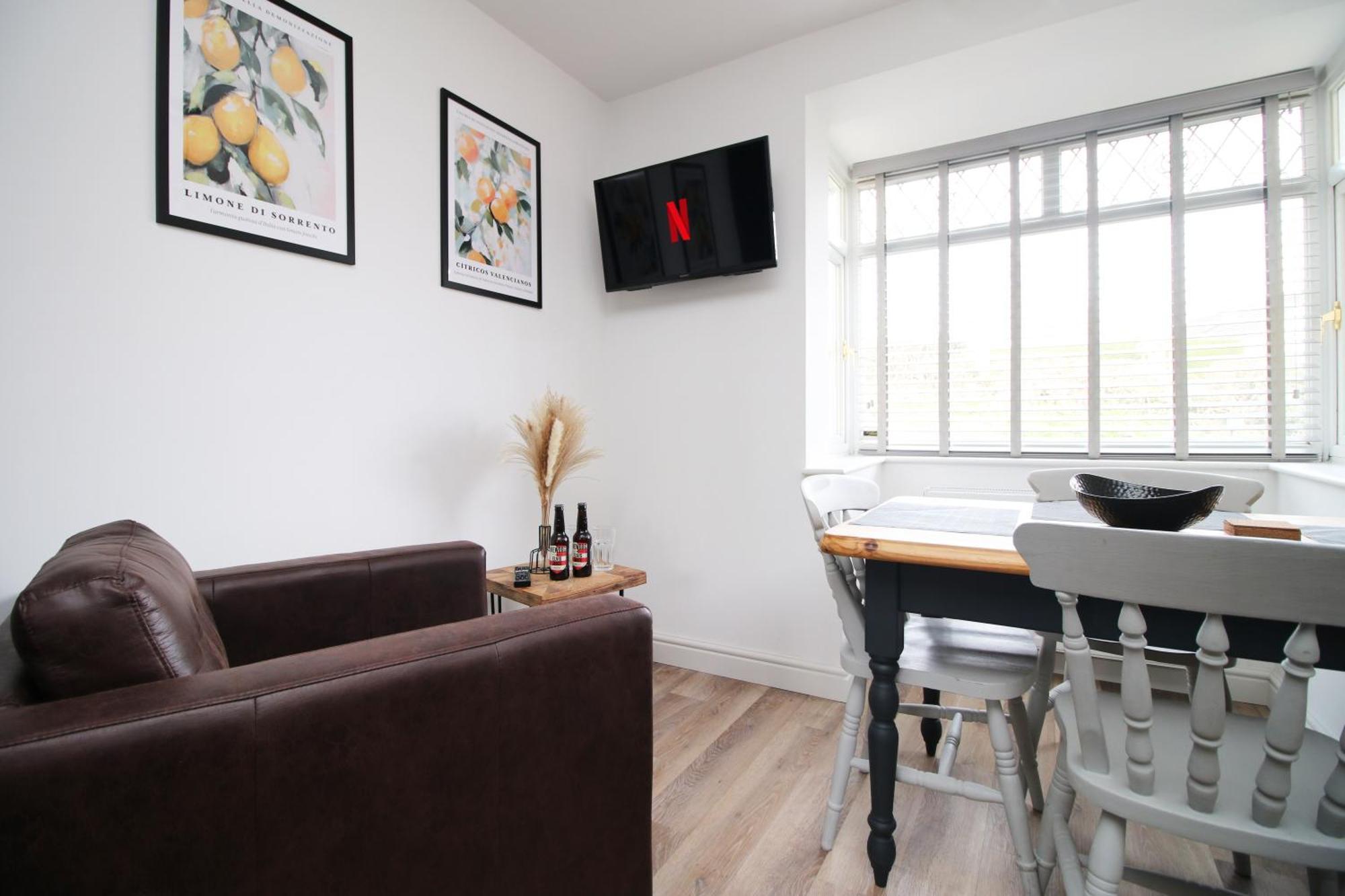 Stylish Home In Bath With Driveway Parking, 10Min From City Exterior foto
