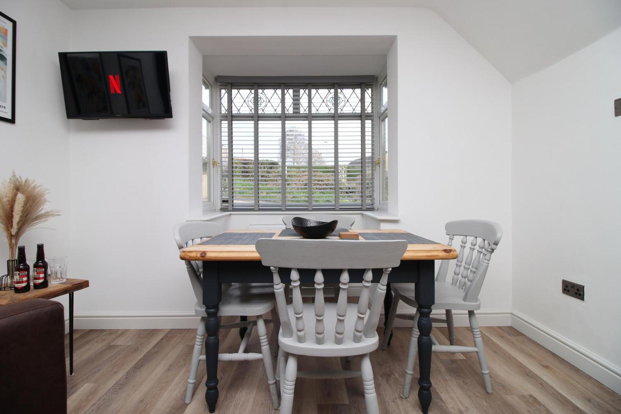 Stylish Home In Bath With Driveway Parking, 10Min From City Exterior foto
