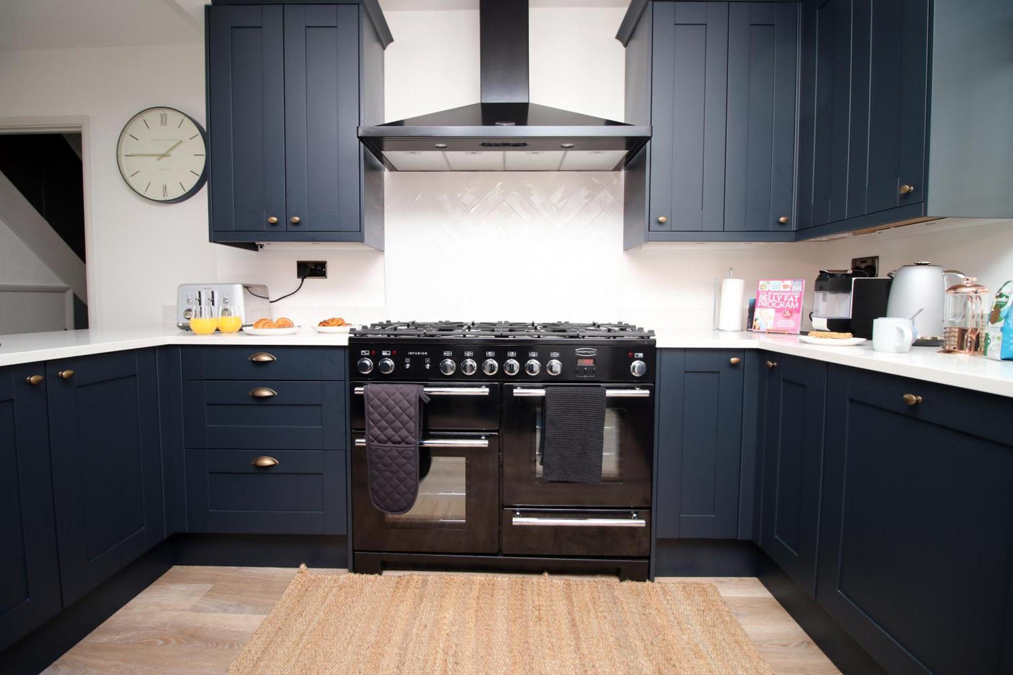 Stylish Home In Bath With Driveway Parking, 10Min From City Exterior foto
